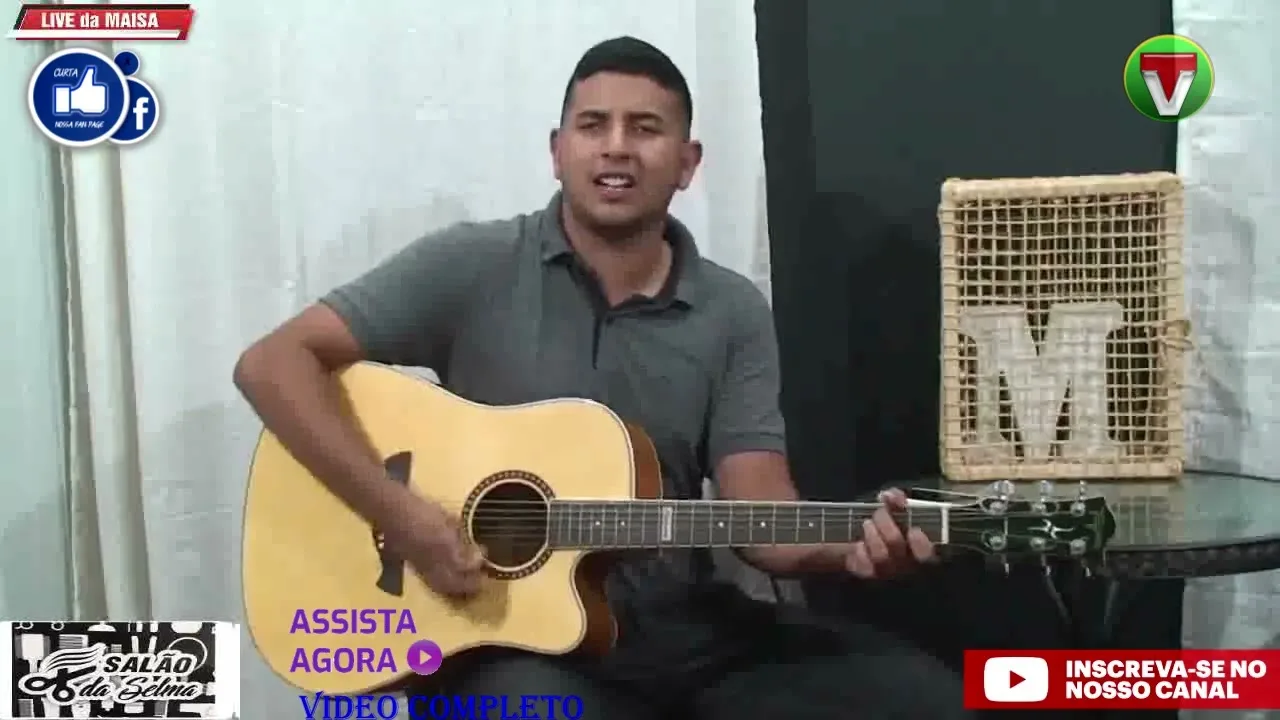 Yves Rafael cantando e tocando violão na Live da Maisa