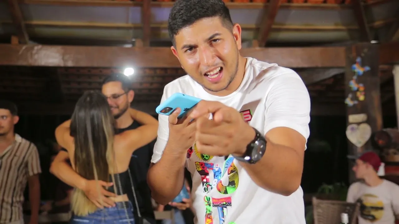 Yves Rafael em cena do clipe Vem Ficar Comigo